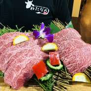 「石垣牛専門店」として、扱うのは厳選された石垣牛のみ。そこに妥協はありません。またオリジナルドレッシングを始め、食材の多くは島のもの。料理一つ一つを通して、石垣島の奥深さを知ることができます。