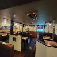 木目が温かい雰囲気の店内には、掘りごたつの座敷を完備。ゆっくりとくつろいで過ごせます。島の観光地を熟知した経験豊富なスタッフとの会話も楽しく、つい長居したくなる居心地の良さも特徴です。