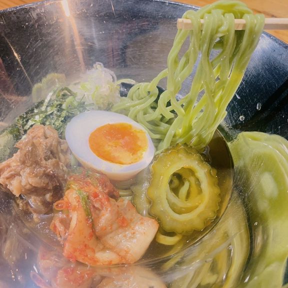 モリンガを使った『わたなべ冷麺』は、シメにぴったり!