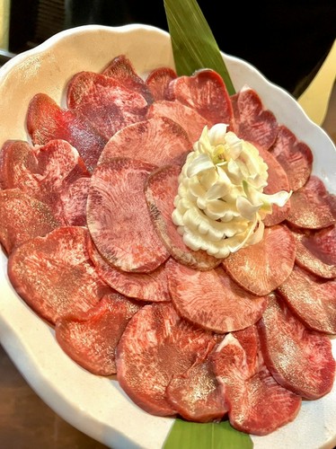 旨みがぎゅっと詰まった上タンは、見た目も華やか