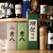 生ビールや焼酎、ワイン、日本酒など多彩なドリンクが楽しめる飲み放題を、コースに追加できます。料理との相性を考えた品ぞろえで、満足度の高い時間を提供くれるのが魅力です。