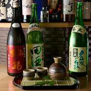 店主自ら厳選した日本酒を全国から取り揃えています。常時10～15種類を常備し、季節に応じて入れ替え。食材との相性も大切にされています。