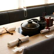 個室は誕生日や結婚記念日など特別な日に最適。同窓会などの少人数の集まりにもオススメです。特別な日には、特別なおもてなしを。