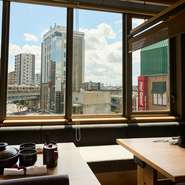 接待利用が多く、落ち着いた大人の空間が特徴です。常連客の多くは店主と同世代。ゴルフ帰りや仕事の会食、忘年会などに気軽に利用できる上質な店です。