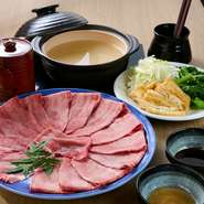 脂身の少ない牛タンは歯ごたえがあり、あっさりといただけます。四季折々の食材を取り入れた全7品のコース。さっぱりとしながらも満足感のある味わいが楽しめます。

