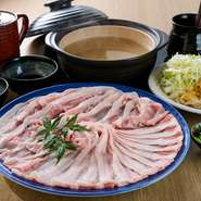千葉県産の豚バラとロースが使用されており、脂の甘みとさっぱりとした風味の違いが楽しめます。季節に応じた食材を使った全7品のコースで、食べ比べの楽しさも魅力です。