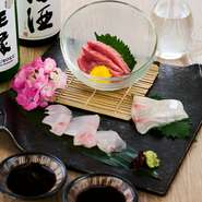 店主自ら市場に足を運び、その日最も新鮮な旬魚を厳選。魚の個性に合わせて切りつける刺し身は、素材の旨みを最大限に引き出した繊細な味わいが楽しめます。