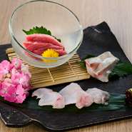 地元・千葉産の旬魚を中心に、季節感あふれる刺し身を提供。コース料理の内容は毎月一新されるため、何度訪れても新しい味との出合いを楽しめます。