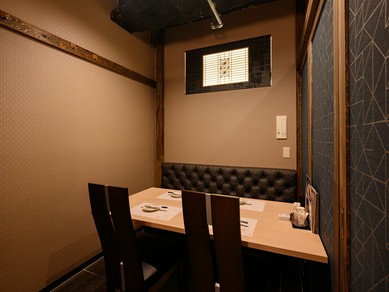 新宿駅からのアクセス良好。完全個室有で“おもてなし”にも最適