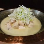 自家炊き　6時間鶏ガラと水で炊いた濃厚水炊き鍋
（一人前）
〆ものは別途ご注文ください
追加具材
肉　1980円
つくね　880円
ねぎ　660円
キャベツ　660円
ちゃんぽん麺　550円
雑炊セット　550円
スープ　1650円