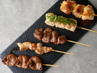 日南鶏を使った絶品の炭火串焼きに飲み放題をお付けしたセットとなります。
