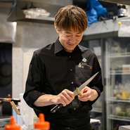 フレンチ出身のシェフによって織りなされる、個性豊かな創作料理の数々。意外な素材同士の組み合わせや、驚きを秘めた演出など、創意工夫に満ちた一品料理と巡り合えます。