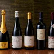 アルコールは、紹興酒はもとよりシャンパーニュやワインも豊富に揃う。ワインは、フランスの他、アメリカやオーストラリアなど各国のものを取り揃えている。ぺアリングは5～6種で8,000円。グラスは1,400円～用意。
