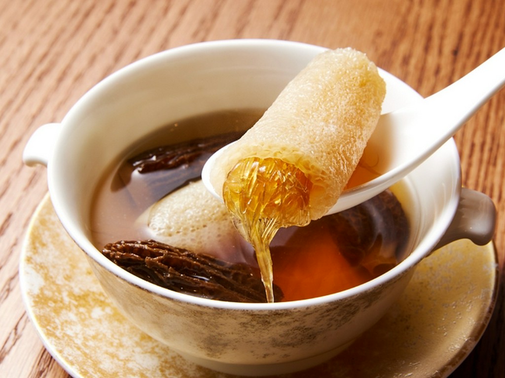 繊維の太い希少なふかひれ“海虎翅”を用いた贅沢な味『ふかひれの絹傘茸詰め編笠茸添え』