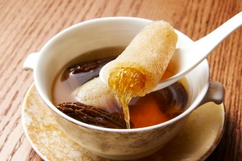 繊維の太い希少なふかひれ“海虎翅”を用いた贅沢な味『ふかひれの絹傘茸詰め編笠茸添え』