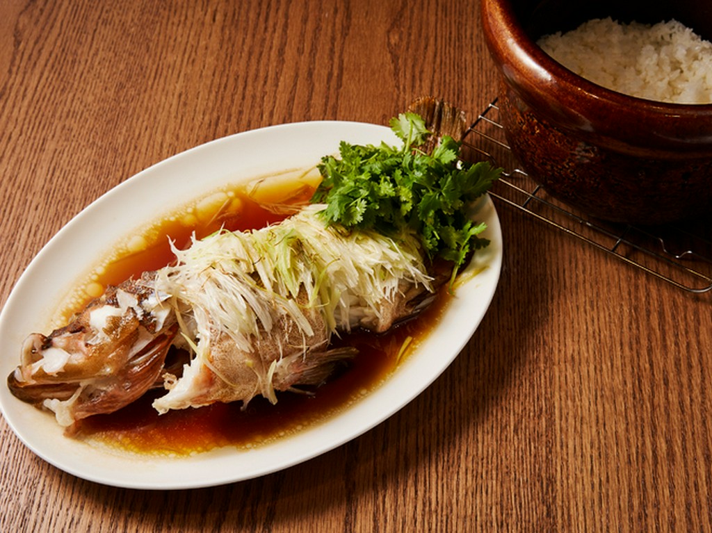 蒸し時間とタイミングが決め手の蒸し魚。長年の経験とカンがものをいう『清蒸紅斑魚』