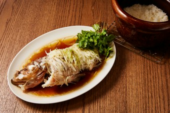 蒸し時間とタイミングが決め手の蒸し魚。長年の経験とカンがものをいう『清蒸紅斑魚』