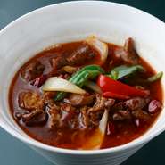 モツ煮込みをたっぷりのせた上海で人気の一杯。もっちりとした食感の麺に具材がよく辛み、最後の一滴までおいしくいただけます。