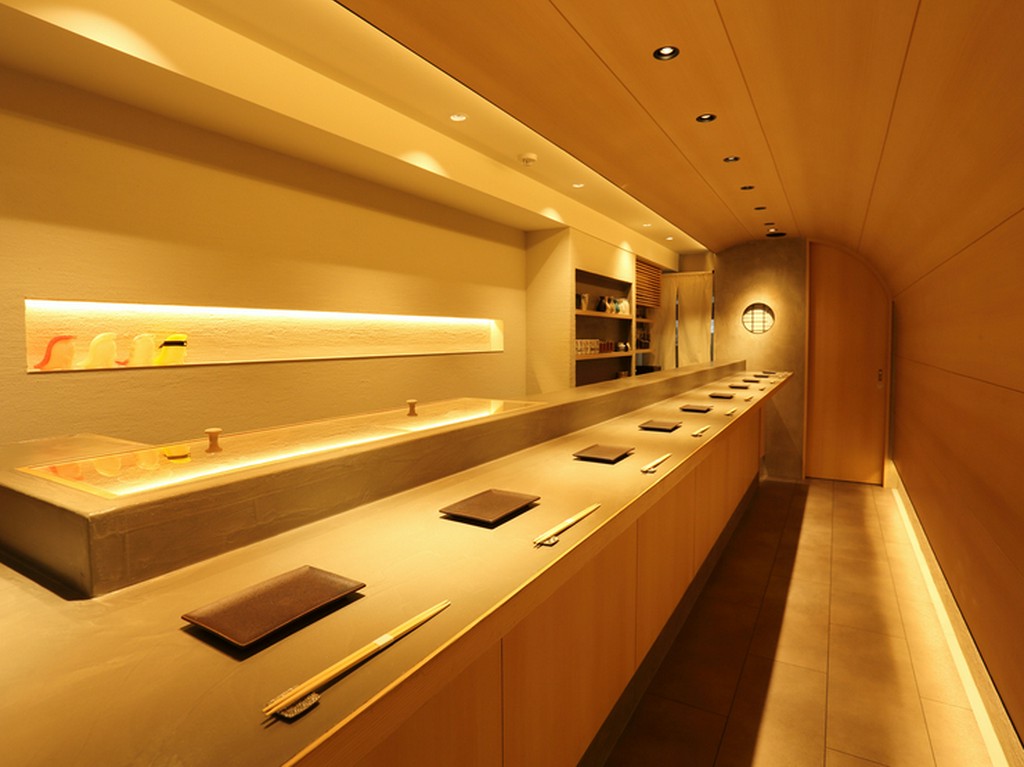 清潔感のある落ち着いた雰囲気。明るい木目調のカウンター席