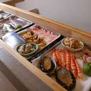 川崎北部市場や豊洲市場をはじめ、日本全国各地で水揚げされた鮮魚。四季折々で変わる旬の味を逃さず仕入れています。可能な限りリーズナブルに提供するために、仕入れや仕込み方法でカバーしています。