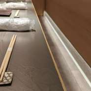 店内は、凛とした空気が心地よい和の空間です。職人の手仕事を間近に見られるカウンター席のみなので、料理人や隣の席の方と会話するも良し、一人でゆったりお酒をたしなむのも良し。それぞれ、寛ぎのひとときを。