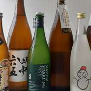日本各地の酒蔵や酒店を巡り、選ばれた日本酒たち。握りとの相性はさまざま、人の好みも千差万別です。常時20種以上が用意されているので、訪れる度に違った味わいが楽しめます。