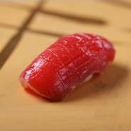主に長崎県鷹島産の養殖の生のものを使用。養殖のものは一年を通して安定して脂が乗っており、なんといっても筋が柔らかいのが特徴です。酢飯との相性が良く、食べると口の中でとろける逸品。