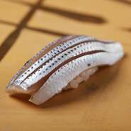 佐賀産・大阪湾産・熊本天草産など、季節や仕入れ状況により各地のものを使用。塩は瀬戸内の藻塩、酢は横井醸造の吟醸米酢にこだわっています。芳醇な旨みと香り、職人技が光る一品です。