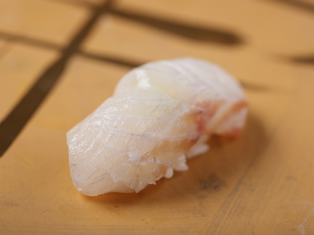 種類が多く、仕込み方法も多様。ある日の白身魚の握り『平鱸』