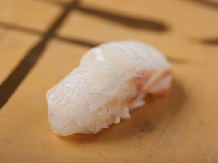 種類が多く、仕込み方法も多様。ある日の白身魚の握り『平鱸』