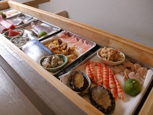 新鮮な魚介類を中心に仕入れ。こだわり抜いた、厳選素材を使用