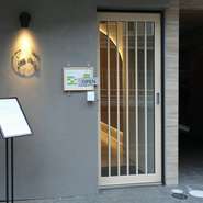 笹塚駅から徒歩8分。甲州街道沿いに建つ10階建マンションの1階にある立食いの寿司店です。握りと日本酒が常時20種以上用意されています。高級店の味を、立食いでリーズナブルに堪能できる一軒です。