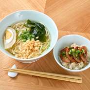 九州・長崎を中心に、地方のおいしい食材がそろうこちらのお店。日本三大うどんの一つ『五島うどん』には、ゆで卵が入った練り物「アルマド」を添えて。醤油でソテーした「雲仙ハム」は炊きたてご飯と相性抜群です。