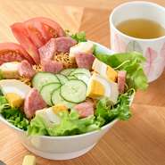 そのままでも醤油で香ばしく焼いてもおいしい雲仙ハム。【HARMONIA】では、『皿うどん』や『パニーニ』など多彩なメニューで地方の食の魅力を発信。メニューには食材の魅力を存分に引き出した料理が並びます。