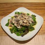 白ワインに合わせてつくったドレッシングがマッシュルームにマッチし、程よい酸味で口の中をさっぱりとしてくれます。