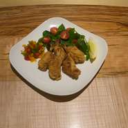 カリカリに仕上げた衣をまとった骨付きからあげは、ウイスキーにマッチする一品です。
