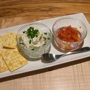 いぶりがっこの風味とクリームチーズがワインの香りを引き出してくれる一品です。