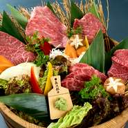 オーナー・森田氏は日本各地の酒蔵とも深くつながっており、焼肉と日本酒のマリアージュをいち早く提案。肉の味わいを際立たせる銘酒を厳選し、常時6種以上と豊富にラインナップされています。