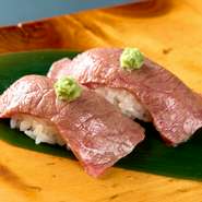 クオリティが高く脂のりの良い特上部位を厳選して肉寿司に。薄切り肉は両面をさっと炙ってあるだけだから、中はレアの風味も楽しめます。素材の鮮度に自信があるからこそ提供できる、自慢のメニューです。