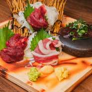 メインメニューは、鮮度抜群の馬肉。新鮮な馬肉の各部位を食べ比べできる盛り合わせや、専門店ならではの馬肉料理も堪能できます。日本酒「風の森」など、馬肉に合うお酒も多数取り揃えています。