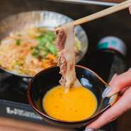 新鮮な馬肉をしゃぶしゃぶスタイルでいただく鍋料理。ほんのりと甘みのある馬のバラ肉に、サッと熱を加えて、半レア状態でいただく『すきしゃぶ桜鍋』は、宴会をはじめ、多くのシーンで人気の逸品です。