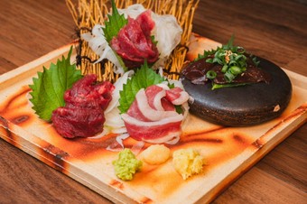 王道・希少部位の贅沢食べ比べ『馬刺し盛り』