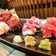 鮮度抜群の馬肉を活かした馬刺しから、馬肉専門店ならではの馬肉を活かした一品料理まで、バラエティに富んだ馬肉料理を楽しめるお店。馬肉にぴったりのお酒も多数取り揃えています。