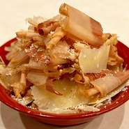 石巻丸平さんの花鰹をチーズと共に削り立ての香りをお楽しみ下さい。味わいはチー鱈ならぬチー鰹！ワイン又は日本酒の当てにチビチビと。
