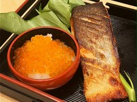 カリっと火を通した皮がおいしい旬の秋鮭。
贅沢にイクラおろしとどうぞ。
