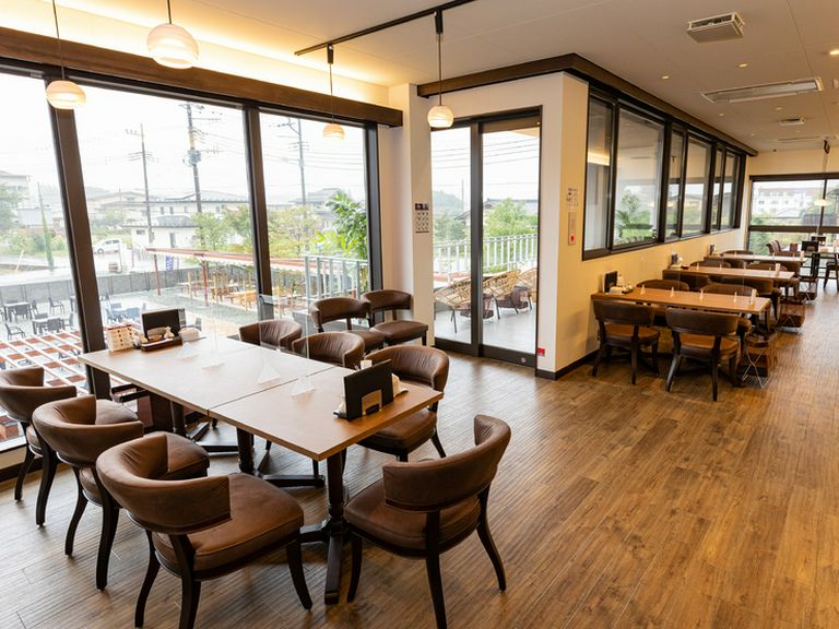 河口湖畔と富士山を望む、癒やしのカフェスペース