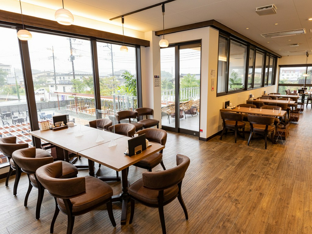 河口湖畔と富士山を望む、癒やしのカフェスペース