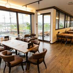 河口湖畔と富士山を望む、癒やしのカフェスペース