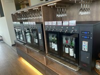 ワインサーバーからお好きなワインをお選びください。