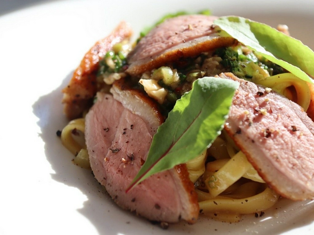 鴨肉のソテー九条ネギの焦がしバターソース